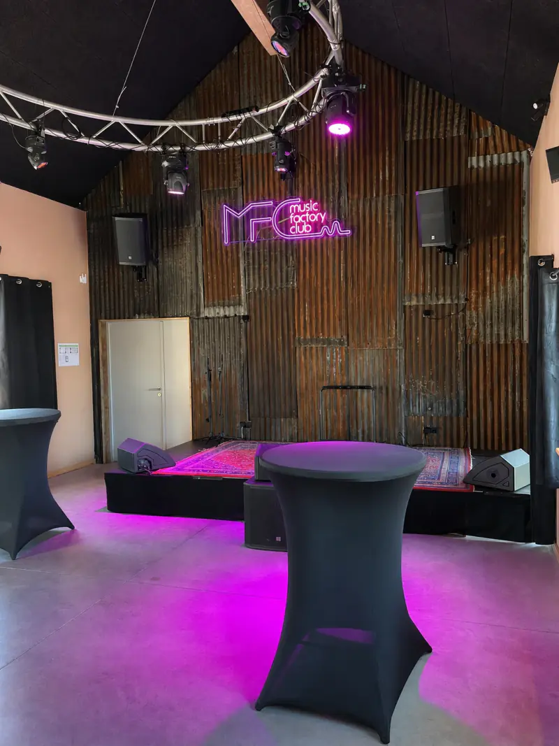 La scène du Music Factory Club et ses lumières, dans la gare d’Haversin